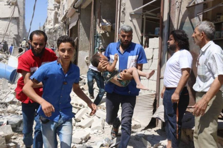 SIRIA. El dolor de la guerra. Cuatro hospitales y un banco de sangre fueron bombardeados en Alepo ayer. Foto: AFP/Thaer Mohammed