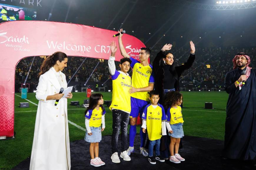 La familia de Cristiano Ronaldo saludando a los fans del Al-Nassr. 