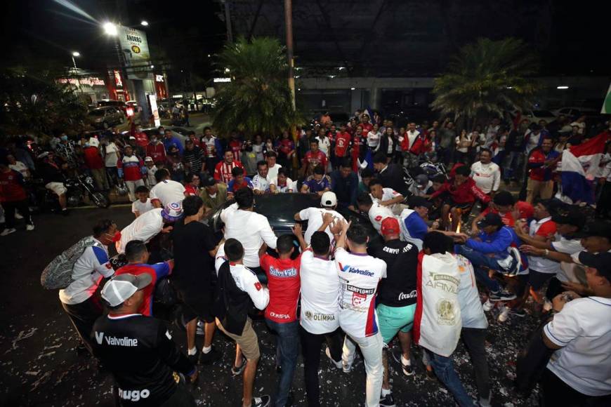 La hinchada merengue se lanzó a las calles de la capital de Honduras una vez finalizado el partido de vuelta de la final que se jugó en el estadio Ceibeño. 