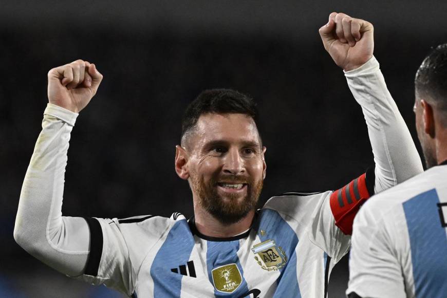 Con este gol, Messi alcanzó a su amigo y excompañero en el Barcelona, Luis Suárez, como los máximos goleadores históricos de las eliminatorias sudamericanas, ambos con 29 tantos.