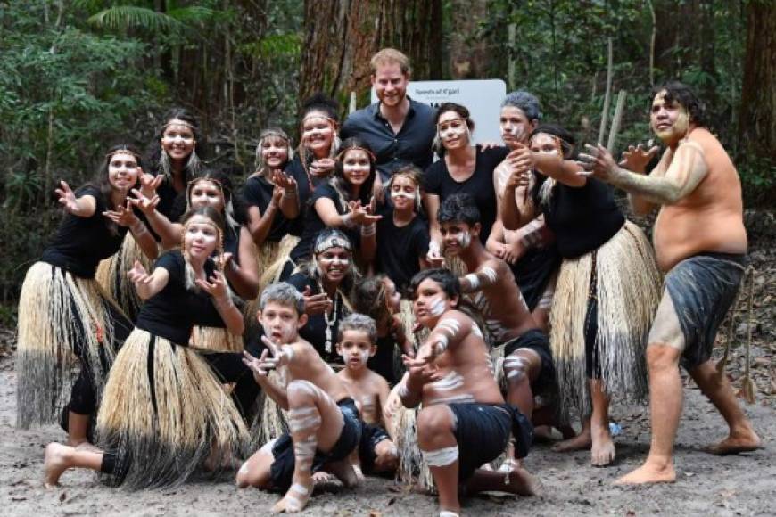 El príncipe Harry compartió con los miembros de la gente de Butchulla, los habitantes tradicionales de la isla Fraser.