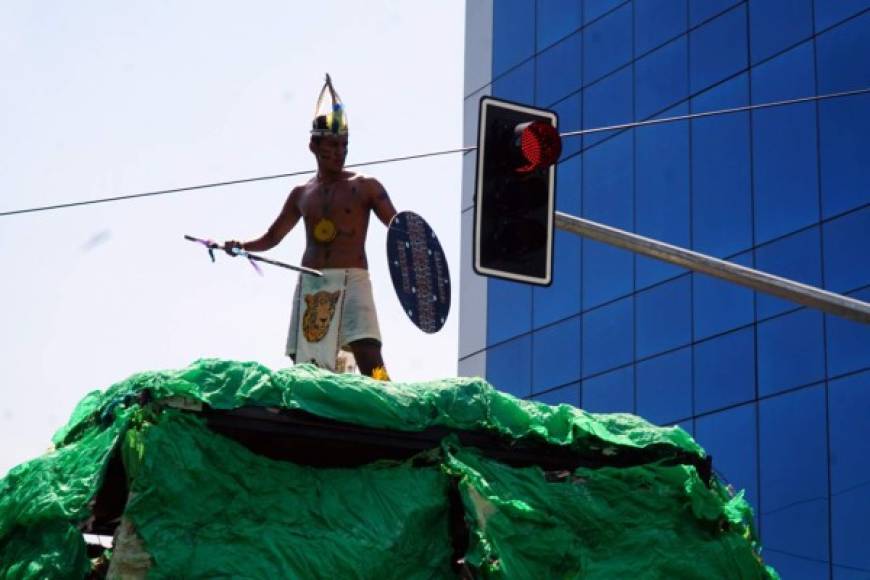Un joven disfrazado del indio Lempira esquiva uno de los semáforos de la primera calle de San Pedro Sula durante los desfiles patrios del 15 de septiembre.