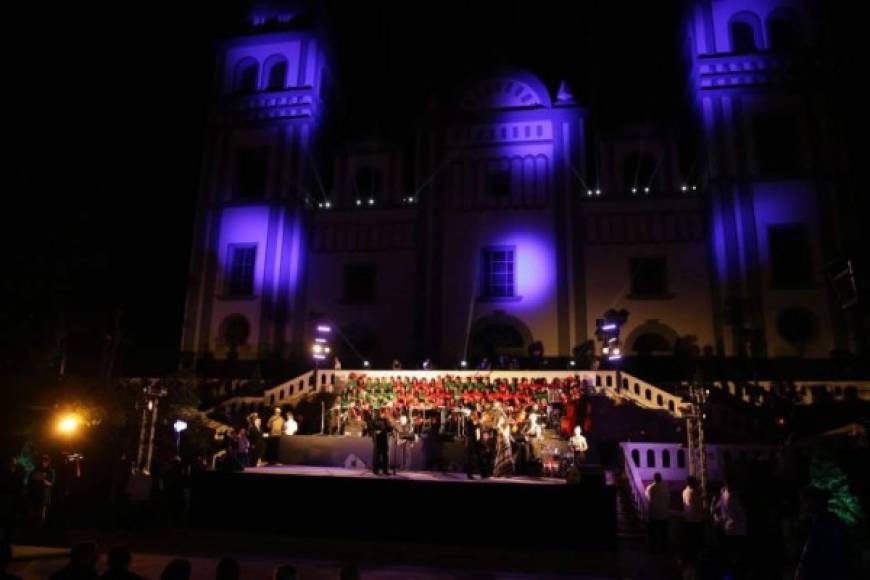 La actividad comenzó a las 6:00 pm y los asistentes se congregaron en la plaza del monumento a Juan Pablo II para contemplar la proyección.<br/>