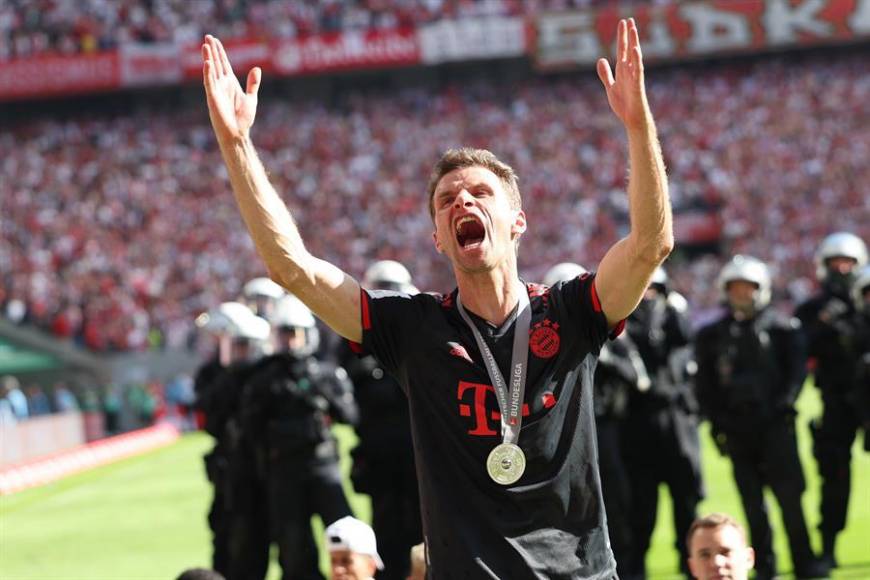 ¡Locura total! Thomas Müller fue de los más eufóricos en el terreno de juego.