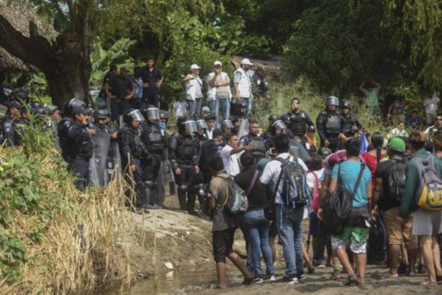 Los migrantes permanecieron dos horas varados en territorio mexicano tras cruzar el Suchiate.
