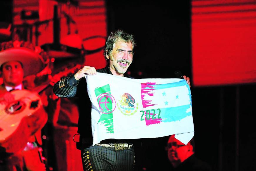 “El Potrillo” posó feliz con una bandera simbólica de Honduras y México