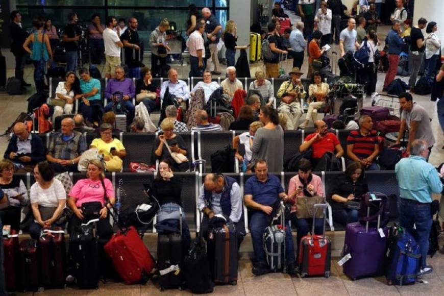 Turistas nacionales e internacionales se muestran pacientes, aunque de vez en cuando alguien eleva el tono para echar en cara a los manifestantes -fácilmente identificables por sus símbolos y banderas- que busquen provocar el colapso.