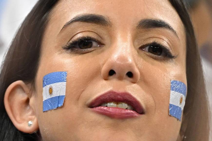 Esta aficionada argentina se pintó las banderas de su país en las mejillas.