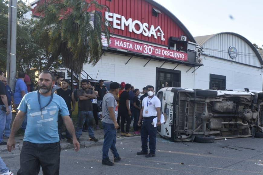 Un bus rapidito se dio vuelta con todo los pasajeros abordo tras chocar contra un carro turismo en San Pedro Sula.