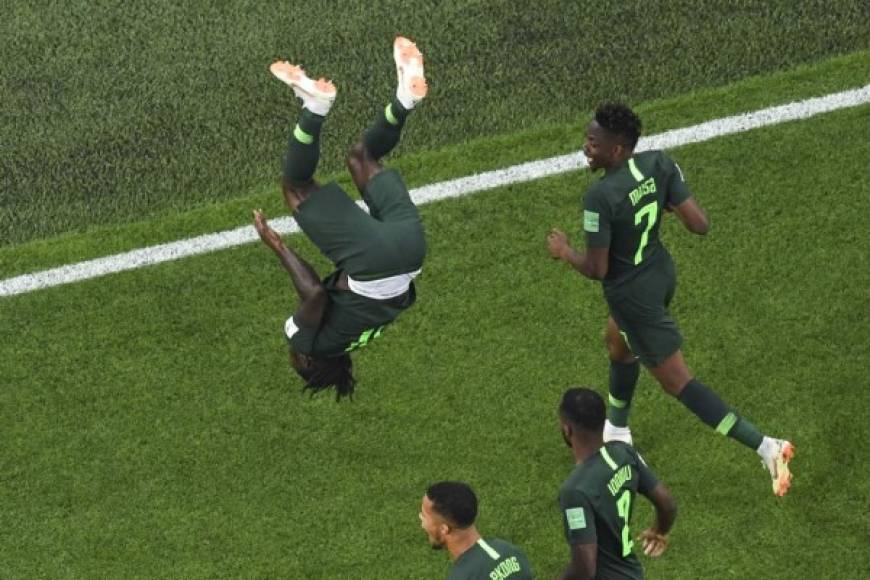 El acrobático festejo de Victor Moses tras su gol de penal marcado ante Argentina. Foto AFP