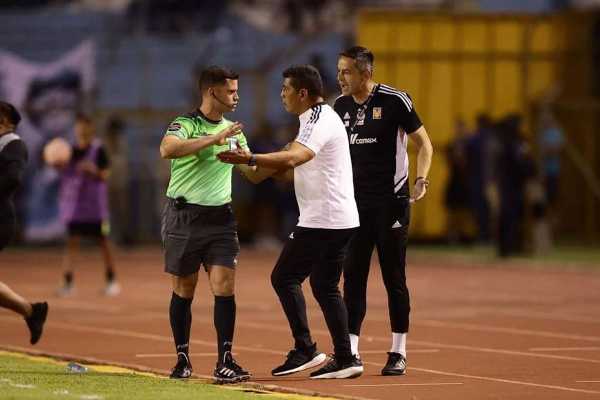 El entrenador de Tigres, Marco Antonio ‘Chima‘ Ruiz le reclamó a los árbitros pidiendo tarjeta para Gaspar Triverios.