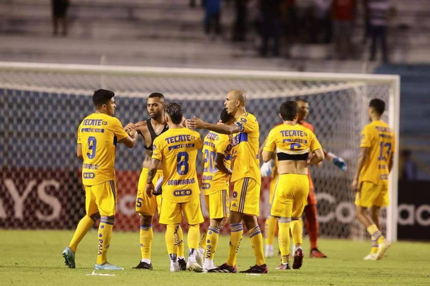 Los jugadores de Tigres celebrando su triunfo sobre Motagua en la ida de cuartos de final de la Concachampions.