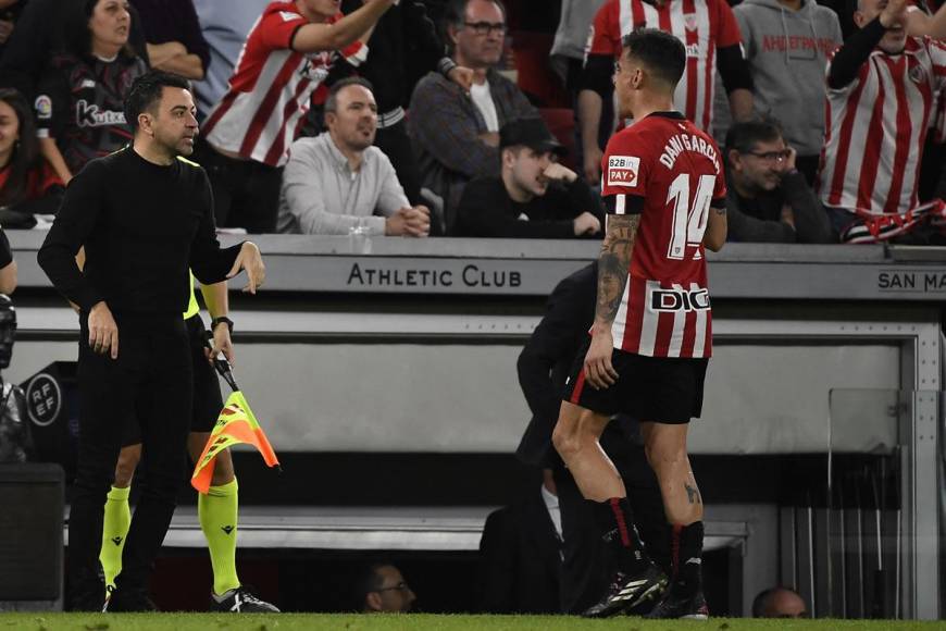 Xavi Hernández platicando con el jugador Dani Garcia del Athletic Club de Bilbao.