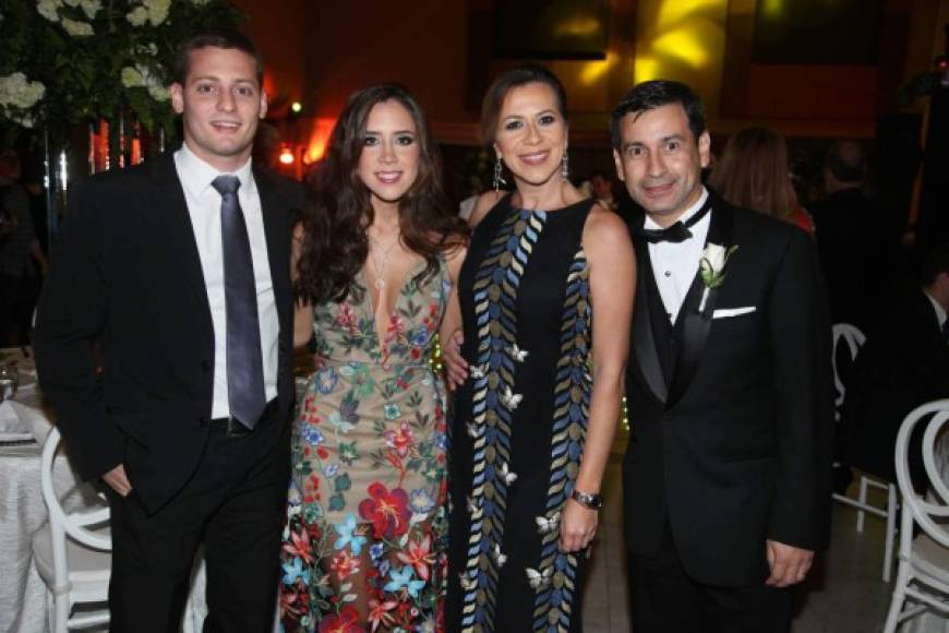Federico Oller, Ximena Adorni con Renata y Ernesto Ayala.