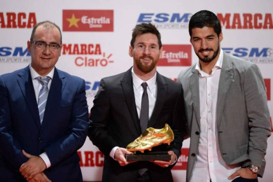 Messi junto a Luis Suárez y el directo del diario Marca, Ignacio Gallardo, encargado del evento.