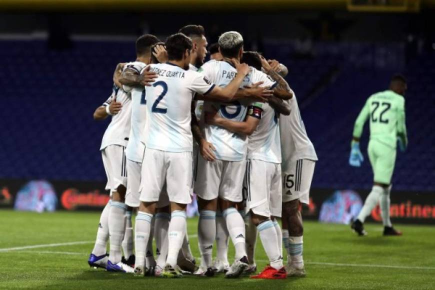 Los jugadores argentinos, unidos tras el gol de su capitán.