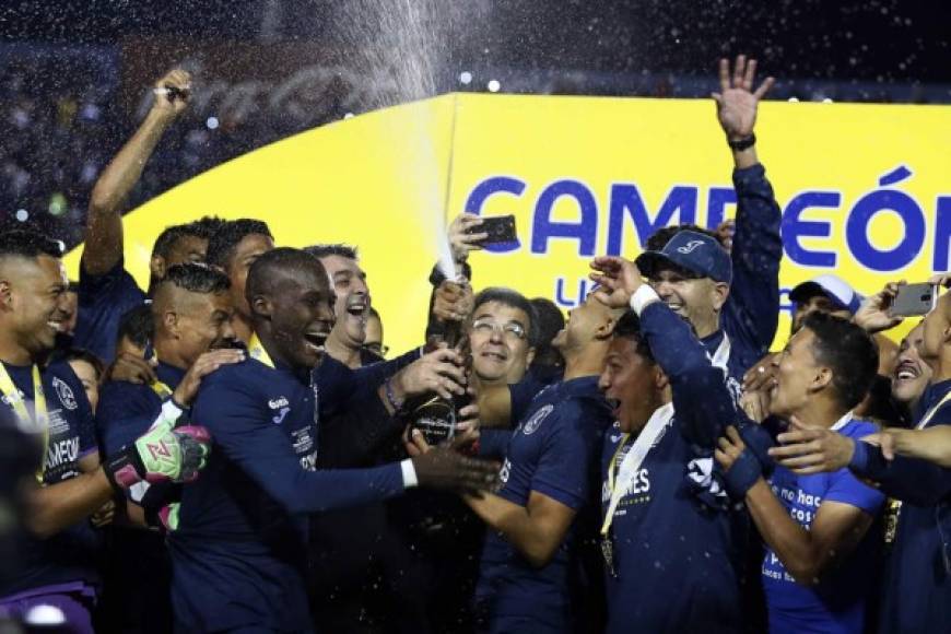 Los motagüenses celebraron en la tarima con champagne antes de recibir la Copa 16.