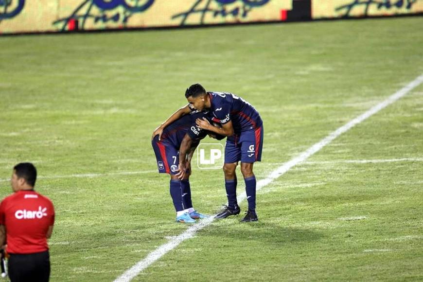 Jesse Moncada e Iván López, cabizbajos tras el final del partido.