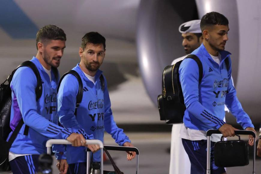 Messi, Rodrigo de Paul y Leandro Paredes caminando por la terminal del Aeropuerto Internacional Hamad.