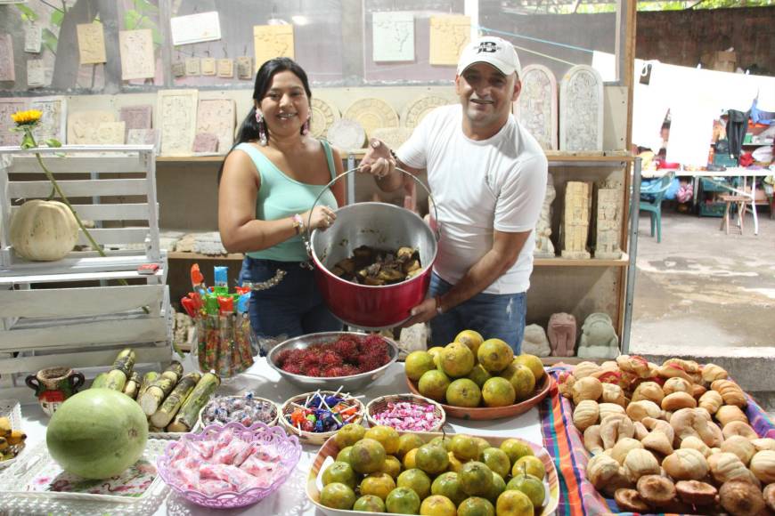 Dani Hernández y Marlon Rosa de Artesanías Itzayana ofrecieron una mesa con frutas y dulces y los tradicionales chepes, ayote en dulce y otros platos tradicionales de la zona.