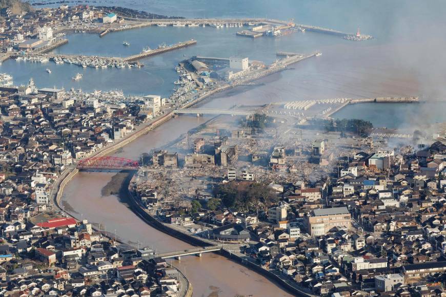 Tras el <b>sismo</b> se produjeron marejadas con olas de 1,2 metros en Wajima pero la JMA anunció la mañana del martes el levantamiento de todas las alertas de tsunami.