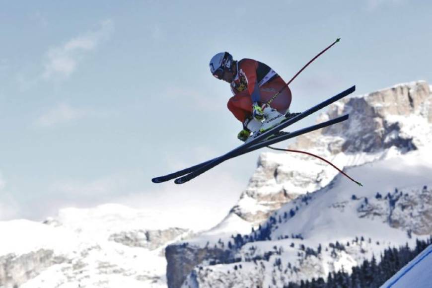 Esquí. <br/>Salto italiano. El italiano Dominik Paris vuela sobre la nieve durante el entrenamiento alpino previo a la Audi Cup en Val Gardena, Italia.