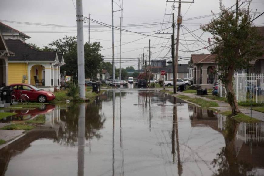 Los diques que protegen la ciudad pueden frenar una crecida de hasta 6,10 metros, un nivel que podría alcanzarse el sábado por la mañana, según los meteorólogos.