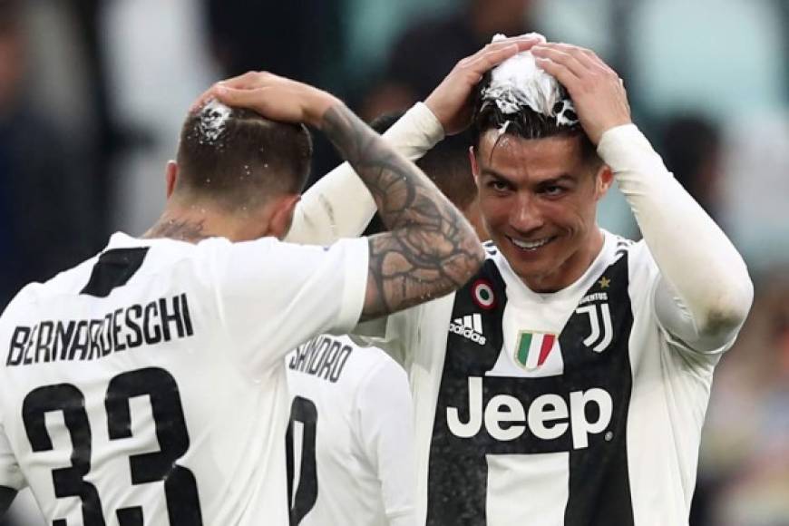 Cristiano Ronaldo bromea con Federico Bernardeschi luego de que a ambos los llenaran de espuma.