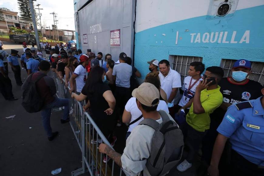 Largas filas de aficionados del Olimpia para ingresar al estadio Nacional Chelato Uclés.