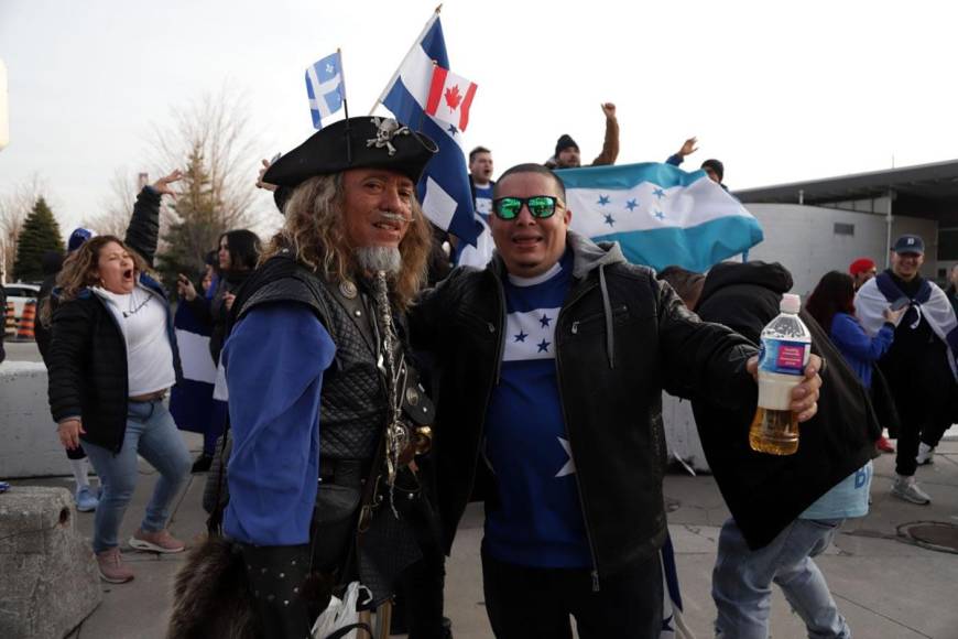 Un pirata que no se quiso perder el partido entre Canadá y Honduras.