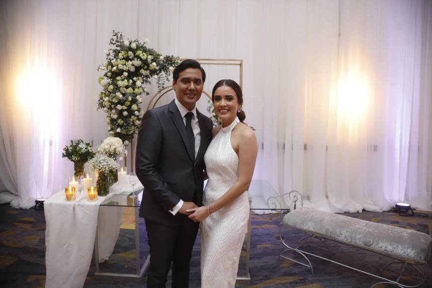 Tras un año de compromiso, Daniel Ochoa y Gabriela Muñoz contrajeron matrimonio el 29 de diciembre en una íntima ceremonia realizada en el Hotel Intercontinental de San Pedro Sula. 