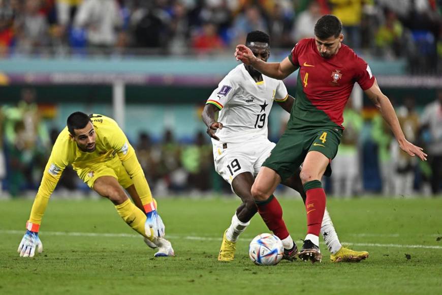 Rápido llegó la defensa portuguesa para evitar el gol de Ghana.