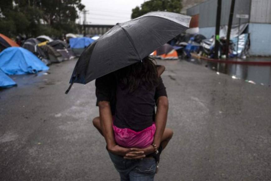 Según León, unos 500 migrantes permanecen en las calles por temor a ser deportados si permanecen en los albergues habilitados por el Gobierno mexicano.