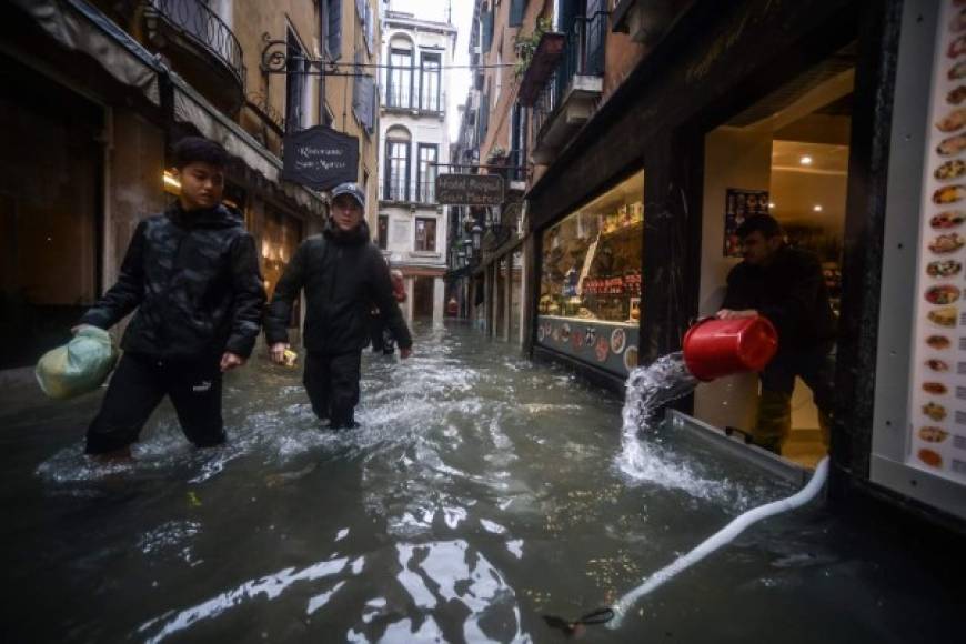 Los 50,000 habitantes del casco histórico de Venecia comenzaron la jornada del viernes, de nuevo con las sirenas de alarma que avisan del 'acqua alta' o marea alta.