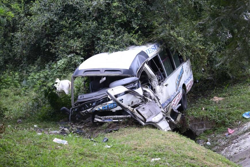  El bus de la empresa Caribe impactó contra un muro dejando como saldo una persona muerta y al menos siete heridos.