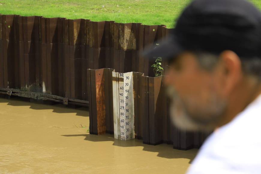 Sin embargo, otros prefieren estar vigilantes del nivel del río, ya que en la zona de occidente, donde nace, las lluvias han continuado de forma intermitente y amenaza con nueva crecida que afectará esta tarde. 