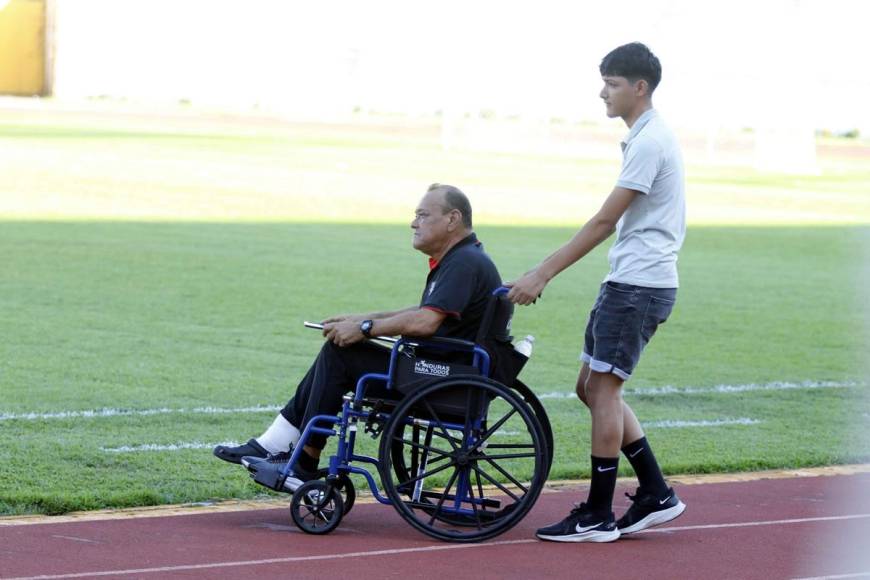 Carlos Orlando Caballero apareció dirigiendo este sábado en silla de ruedas en el partido de vueltas regulares del Lone FC contra el Platense en el estadio Olímpico Metropolitano de San Pedro Sula.