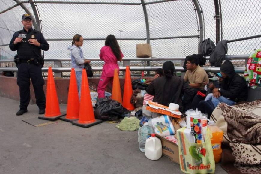 Los migrantes son vigilados de cerca por agentes del CBP en el puente de El Paso, uno de los puntos más transitados en la frontera entre EEUU y México.