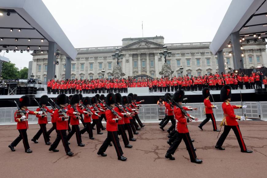 Dividido en cuatro partes, el desfile, en que participaron unas 10,000 personas, está concebido como una representación musical y teatral de la transformación de la sociedad británica desde la llegada de la reina al trono con solo 25 años en 1952. 