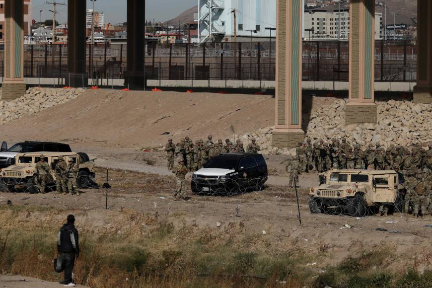 Texas National Guard agents guard the banks of the Rio Grande, in El Paso, Texas, US. border with Ciudad Juarez, Chihuahua state, Mexico, on December 20, 2022. - Title 42, a President Donald Trump pandemic-era law that authorize United States border officials to expel migrants is supposed to end on December 21. (Photo by Herika Martinez / AFP)