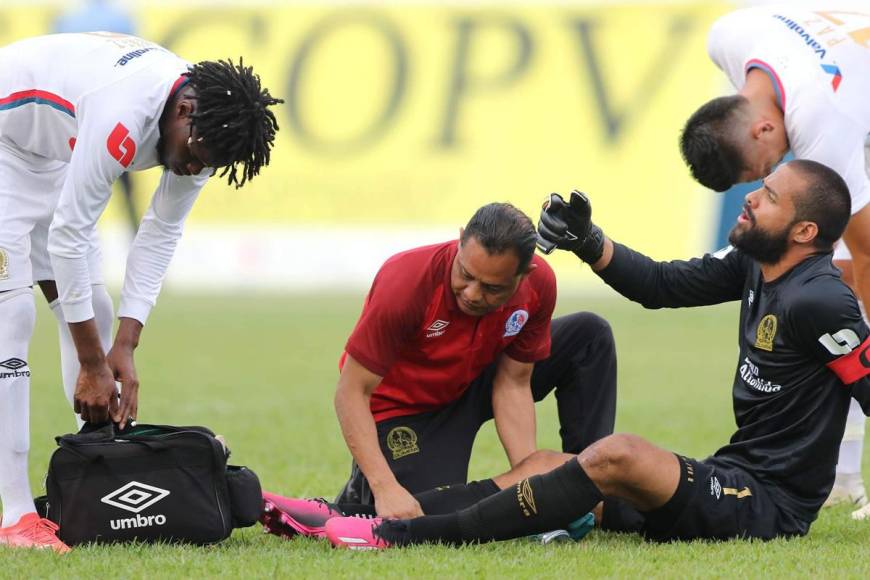 El portero Edrick Menjívar recibe asistencia médica en un lance del segundo tiempo.