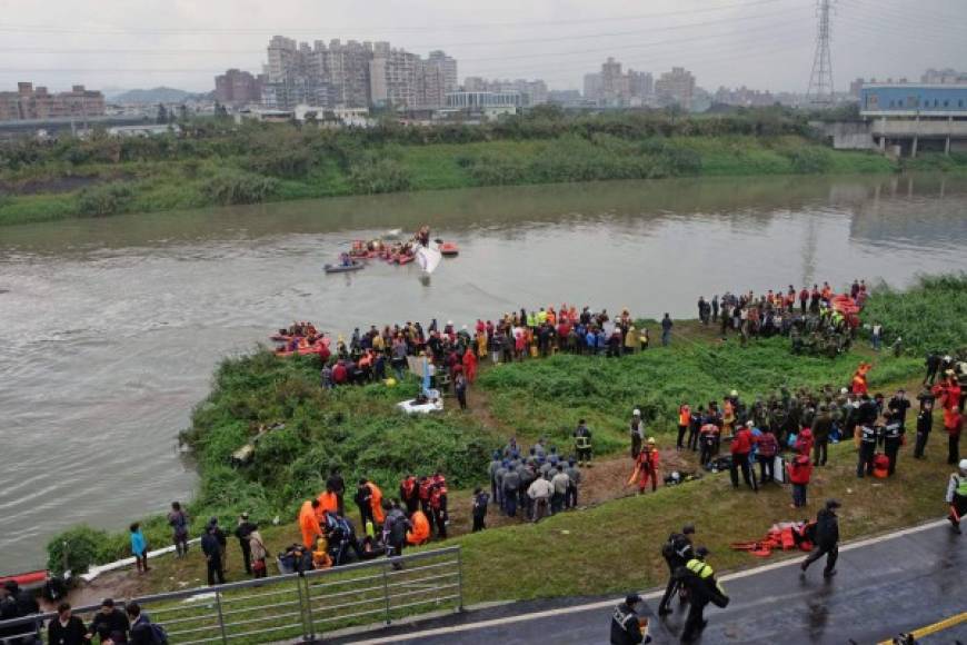 El siniestro dl avión de TransAsia dejó por el momento 23 muertos, 15 heridos y 20 desaparecidos.