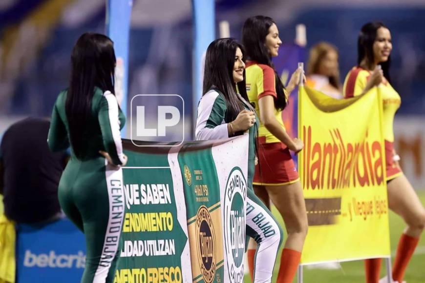 Bellas chicas edecanes acapararon miradas previo al Clásico Marathón-Olimpia.