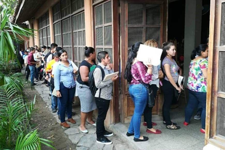 Más de 800 plazas están disponibles en feria de empleo en San Pedro Sula.