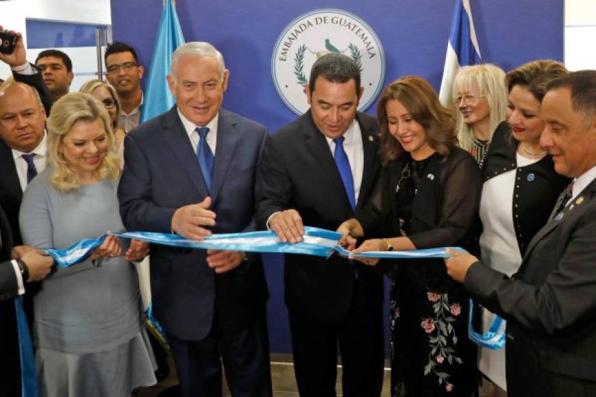 El primer ministro israelí, Benjamin Netanyahu, participó en la ceremonia de inauguración junto a Morales y su esposa Hilda Patricia Marroquin.