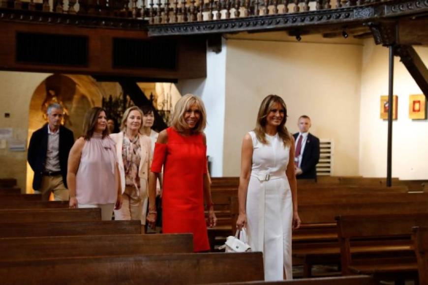 Como parte del recorrido cultural, las esposas de los líderes mundiales asistieron a la iglesia local para escuchar a un coro antes de dirigirse a las tiendas de artesanías para comprar souvenirs.