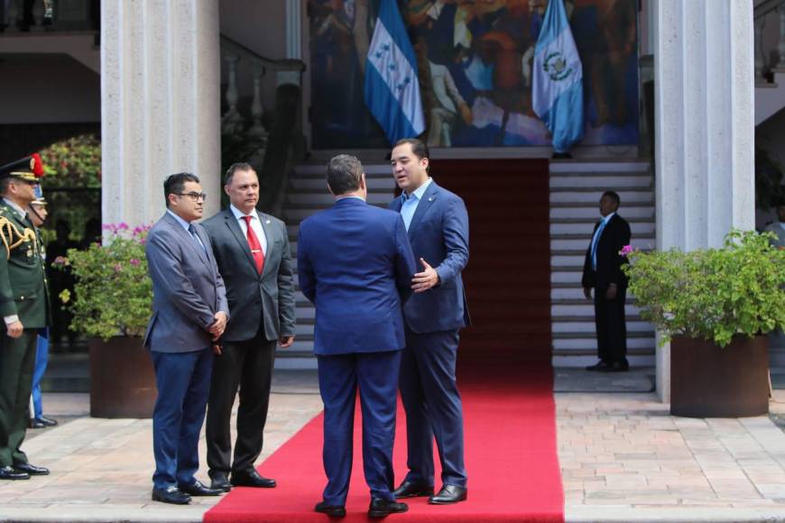 Dijo además que la reunión también fue fundamentalmente de trabajo y cordial, y que con Castro empezaron a “identificar los temas de la agenda bilateral, los retos y las oportunidades que tenemos conjuntamente los pueblos y los gobiernos de las repúblicas de Honduras y Guatemala”.
