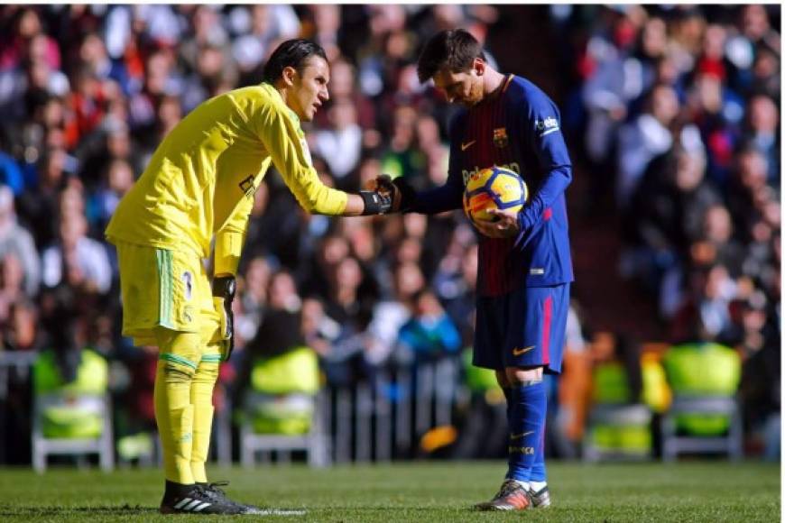 Keylor Navas estrechó la mano de Messi antes del lanzamiento.