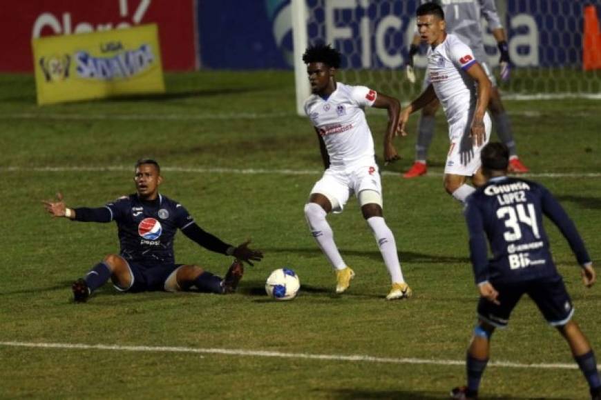 Marco Tulio Vega reclamando en el suelo tras una acción en el área del Olimpia.