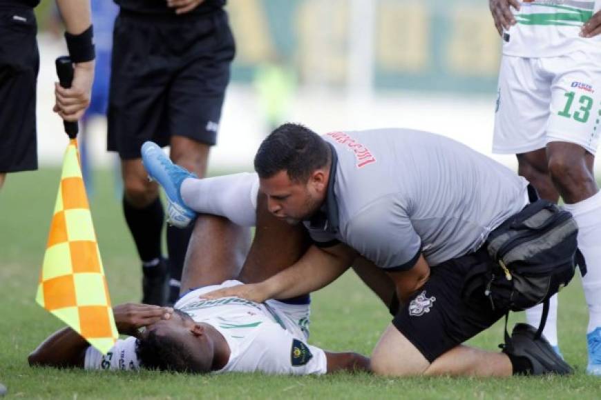 El colombiano del Platense, Luis Jaramillo, es atendido por el médico del club tras recibir un golpe.